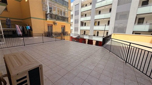 Centrale Appartamento di 3 Vani & Acc. Ristrutturato, Terrazza a Livello. Box.